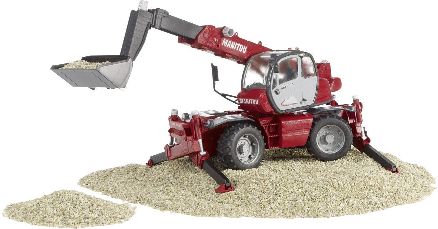 Ein roter Bagger mit Schaufel bewegt Sandhaufen.