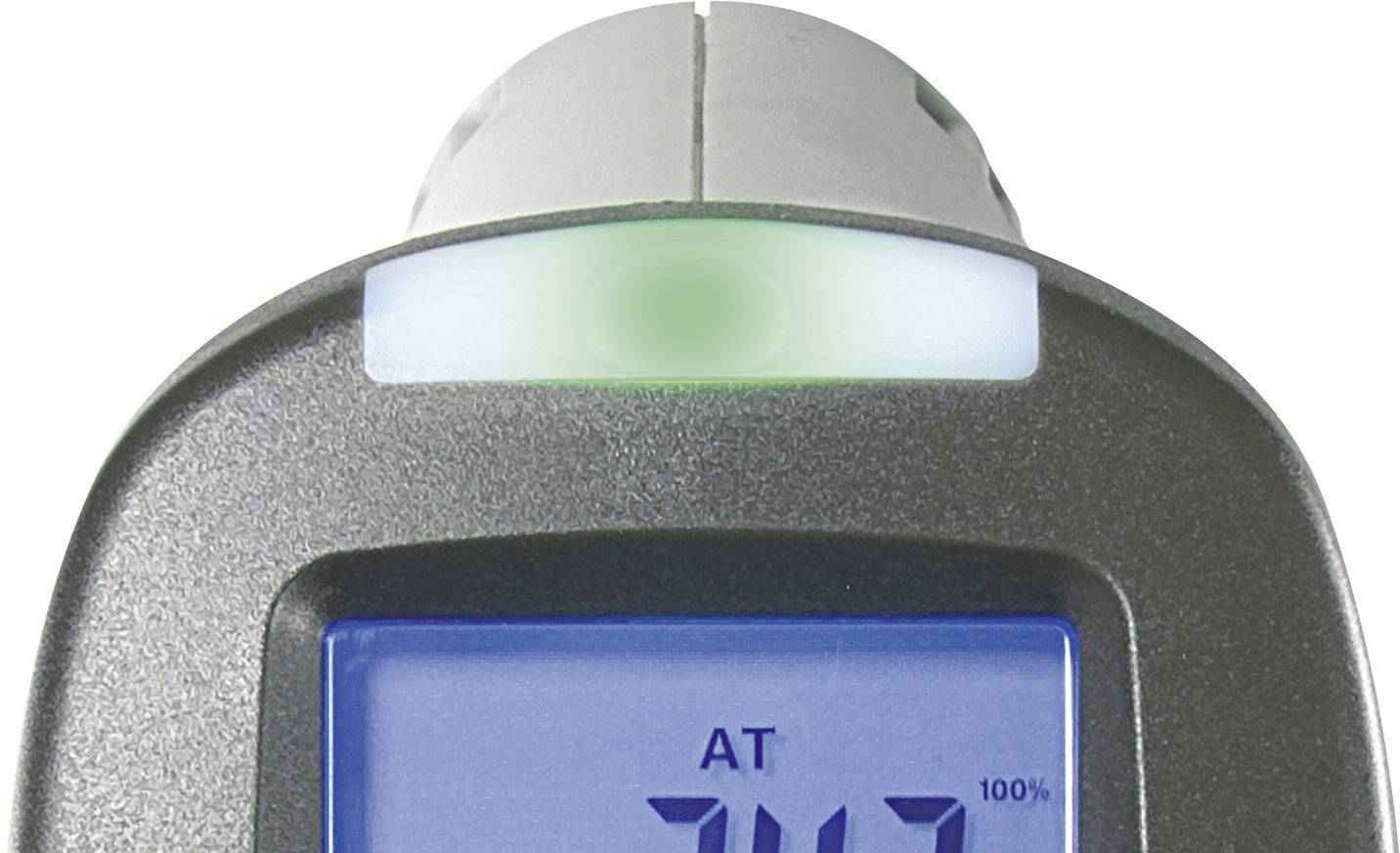 Blutdruckmessgerät mit digitalem Display zeigt '747' an. Oberhalb des Displays befindet sich eine grüne Leuchte.