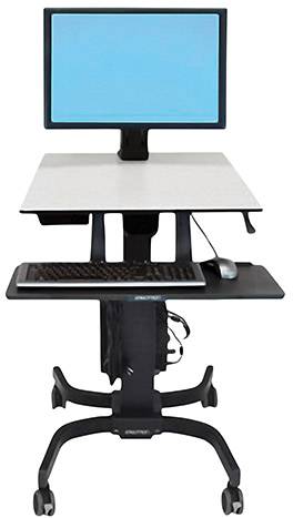 Ein verstellbarer Stehschreibtisch mit Monitor, Tastatur und Maus. Schreibtisch auf Rollen zur flexiblen Nutzung im Büro.
