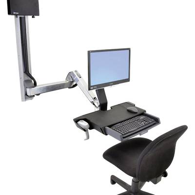Ein Computerarbeitsplatz mit verstellbarem Monitorarm, Tastatur und Maus auf einem höhenverstellbaren Tisch, neben einem Bürostuhl.