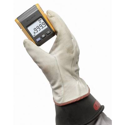 Eine behandschuhte Hand hält ein digitales Messgerät, das 'Max 9999' anzeigt.
