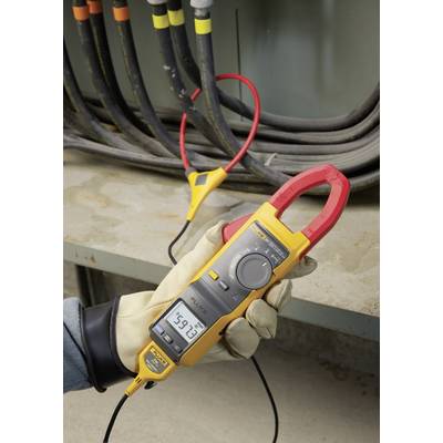 Person misst die Spannung eines Kabels mit einem gelb-roten Multimeter in einer elektrischen Anlage. Das Display zeigt '39,13'.