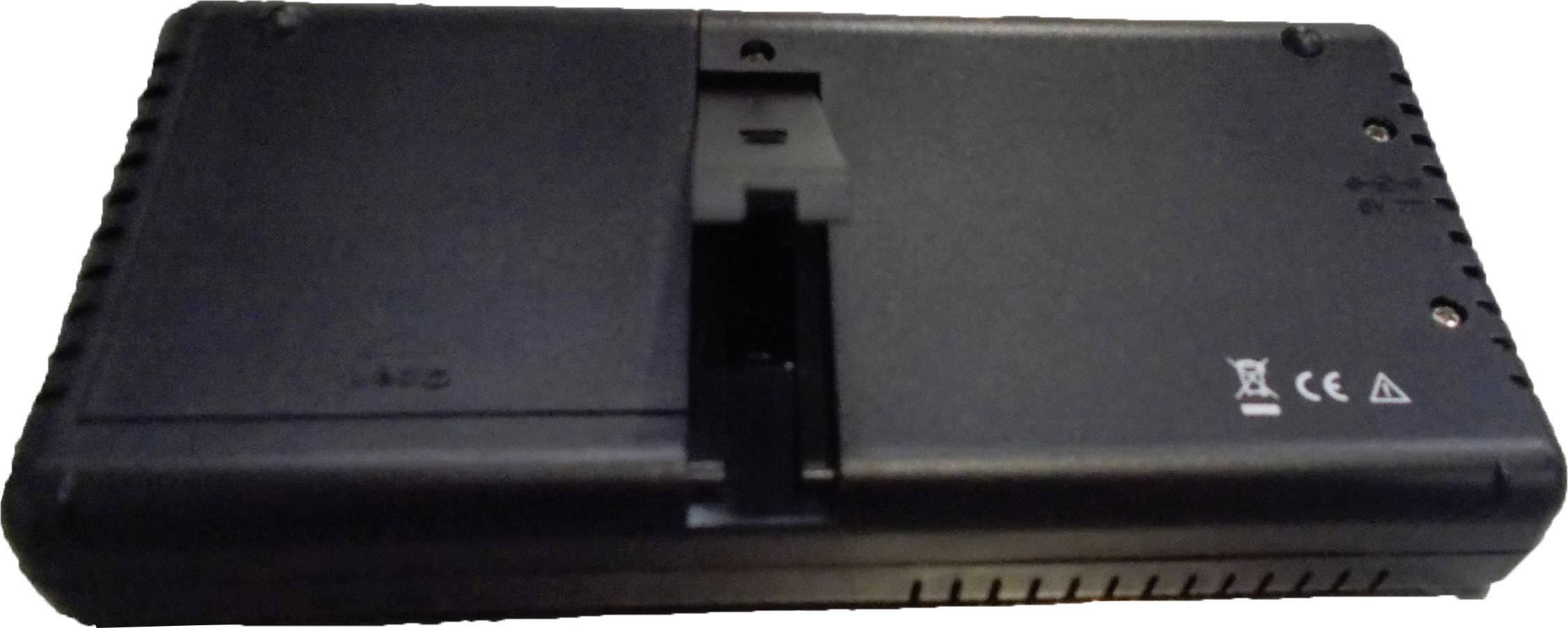 Das Bild zeigt die Rückseite eines elektronischen Geräts mit einem Batteriefach in der Mitte und Symbolen für CE- und Mülltrennung.