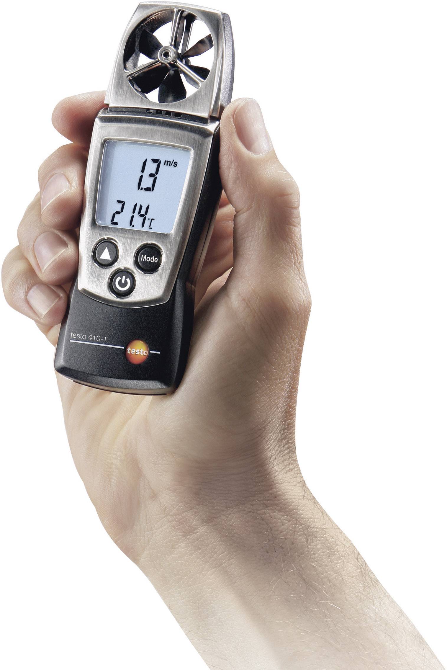 Eine Hand hält ein Anemometer, das 13 m/s und 21,4°C anzeigt.