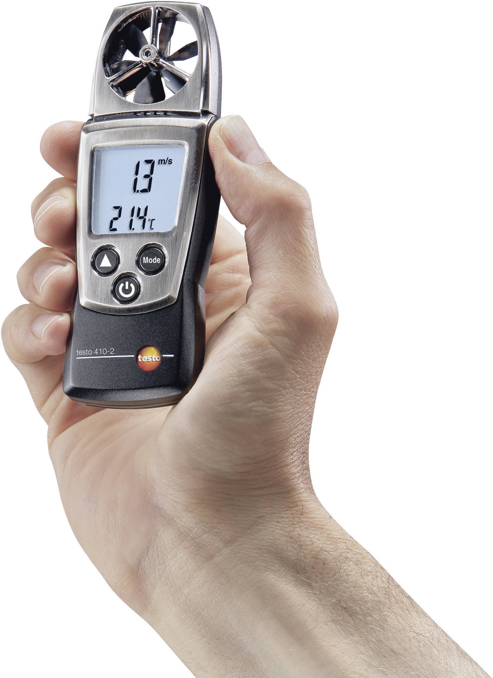 Ein Handanemometer zeigt eine Windgeschwindigkeit von 1,3 m/s und eine Temperatur von 21,4°C. Es wird in einer Hand gehalten.