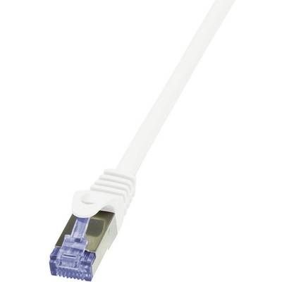 Ein weißes Ethernet-Kabel mit einem RJ45-Stecker, das üblicherweise verwendet wird, um Computer mit einem Netzwerk zu verbinden.