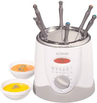Ein Fondue-Set mit fünf Gabeln steht auf einem Tisch. Zwei Schalen mit verschiedenen Saucen sind daneben platziert.