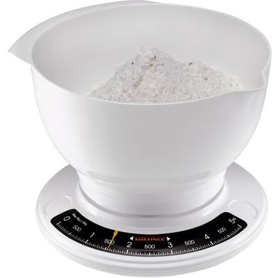 Eine weiße Küchenschale auf einer Waage zeigt 500 Gramm Mehl an.