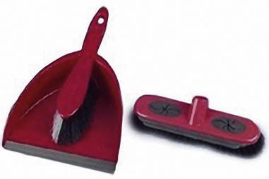 Rot-schwarzes Kehrset mit Handfeger, Kehrblech und Bodenwischer, auf weißem Hintergrund.