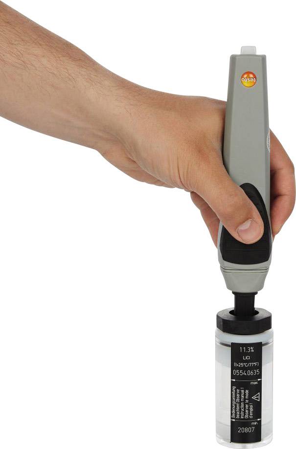 Eine Hand hält ein elektronisches Messgerät, das den pH-Wert einer Flüssigkeit misst. Der Wert auf dem Display zeigt '11,3' an.