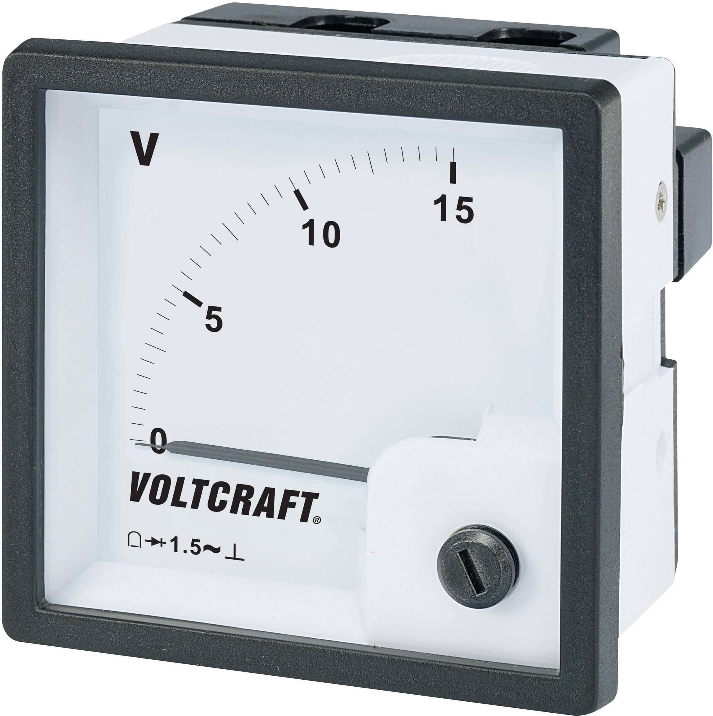 Analoges Voltmeter von Voltcraft, zeigt eine Spannung von knapp über 5 Volt an, Skala reicht bis 15 Volt.
