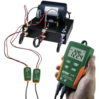 'Eine Person hält ein digitales Messgerät, das an Sensoren angeschlossen ist, um den Stromfluss in einem Elektromotor zu überprüfen.'