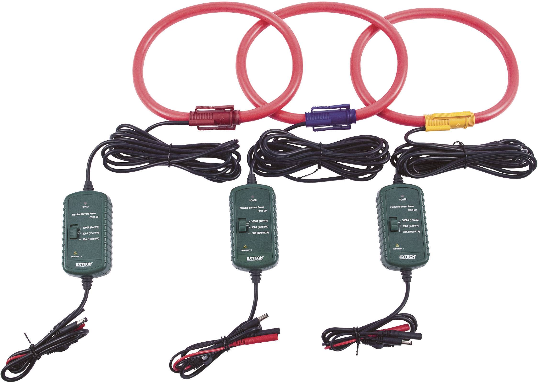 Drei flexible Stromzangen mit je einem Kabel verbinden sich mit drei grünen Transmitterboxen. Diese dienen zur Messung von elektrischen Strömen.