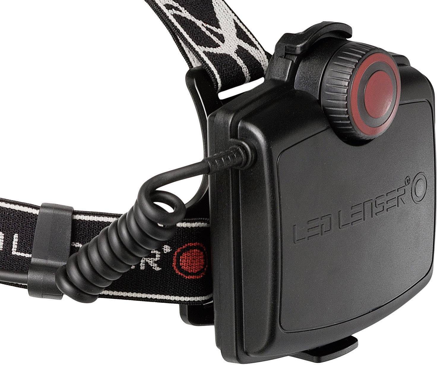 Schwarzes LED Lenser Batteriefach mit rotem Knopf, befestigt an einem schwarzen Stirnband mit weißem Muster und Kabelverbindung.