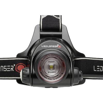 Stirnlampe mit schwarzem Gehäuse und 'LED Lenser' Logo, zentraler Lichtquelle und verstellbarem Kopfband, auf weiße Fläche platziert.
