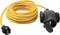 Gelbes Verlängerungskabel mit robustem, schwarzem Dreifachstecker. Eignet sich für den Einsatz im Freien oder auf Baustellen.