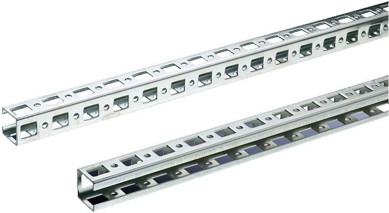 Zwei perforierte Metallschienen, die im rechten Winkel zueinander liegen. Sie haben viele quadratische Löcher entlang ihrer Länge.