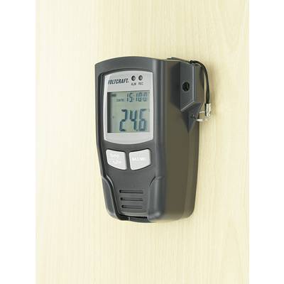 Ein elektronisches Thermometer von Voltcraft zeigt die Temperatur von 24,6 Grad Celsius an. Es ist an einer Holzwand montiert.