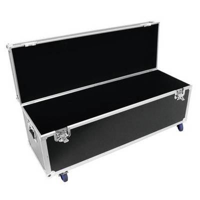 Schwarzer Transportkoffer mit offenem Deckel, silbernen Kanten und blauen Rollen, geeignet zur Aufbewahrung von Ausrüstung oder Instrumenten.