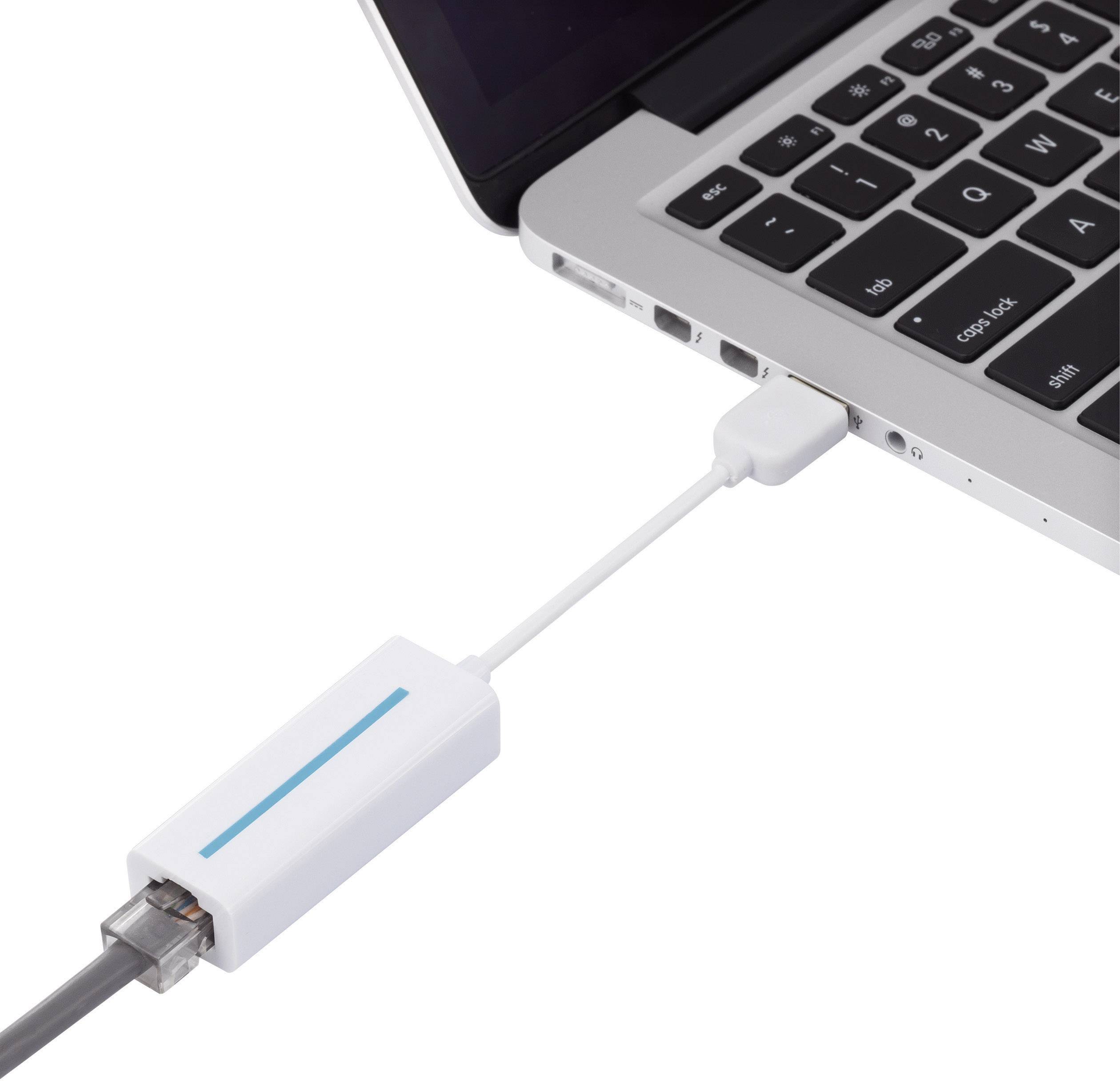 Ein Laptop mit einem Netzwerkkabel, das über einen Adapter mit dem USB-Anschluss verbunden ist, zeigt eine Internetverbindung.