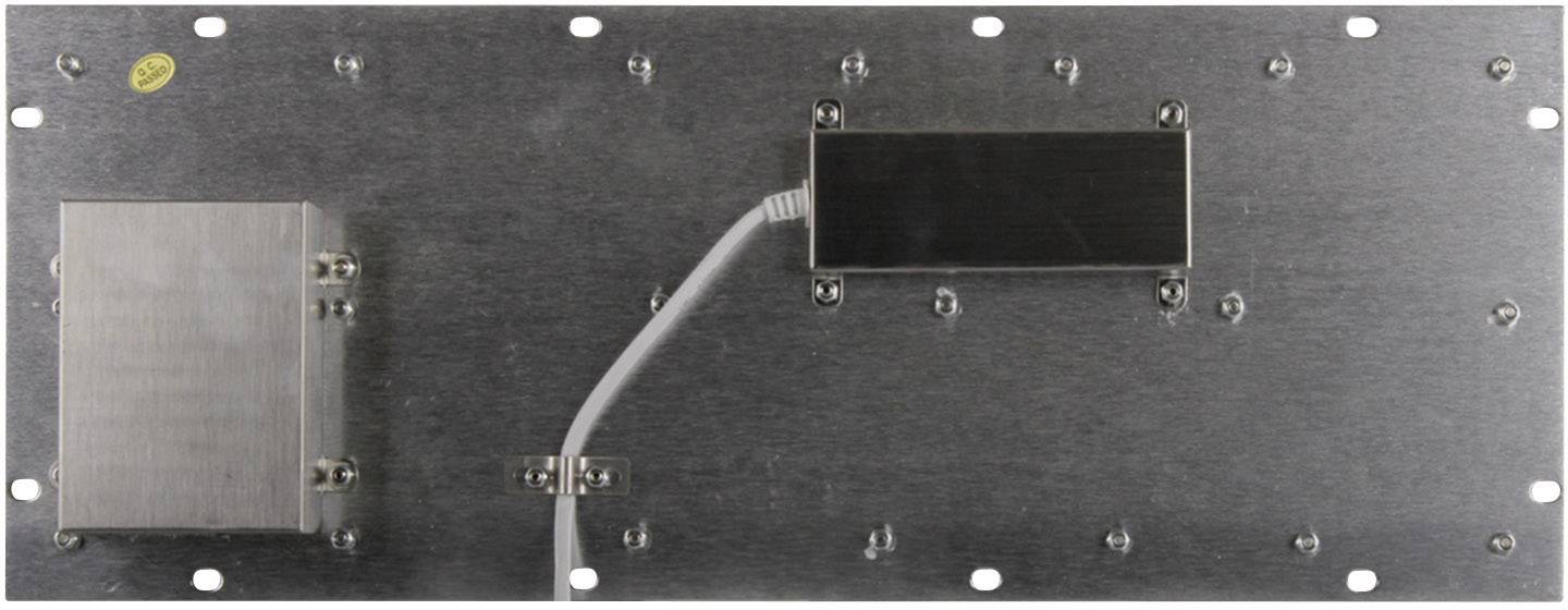 Metallplatte mit zwei rechteckigen Komponenten, verbunden durch ein Kabel.