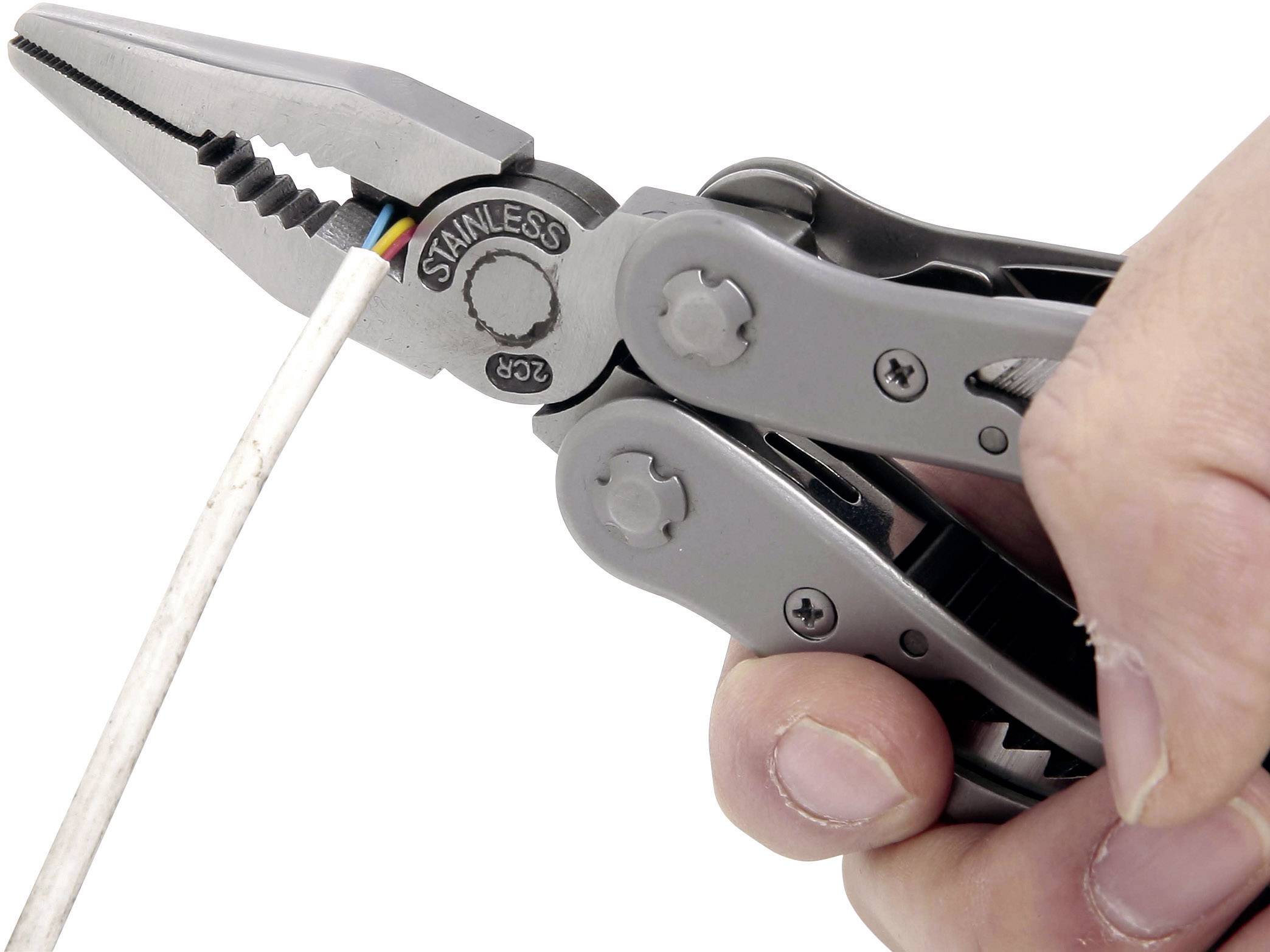 Eine Hand hält ein Multifunktionswerkzeug mit einer Zange, die ein Kabel greift.