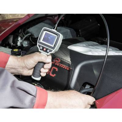 Eine Person benutzt eine Inspektionskamera, um den Motorraum eines Fahrzeugs zu überprüfen. Der Monitor zeigt ein Bild des Inneren.