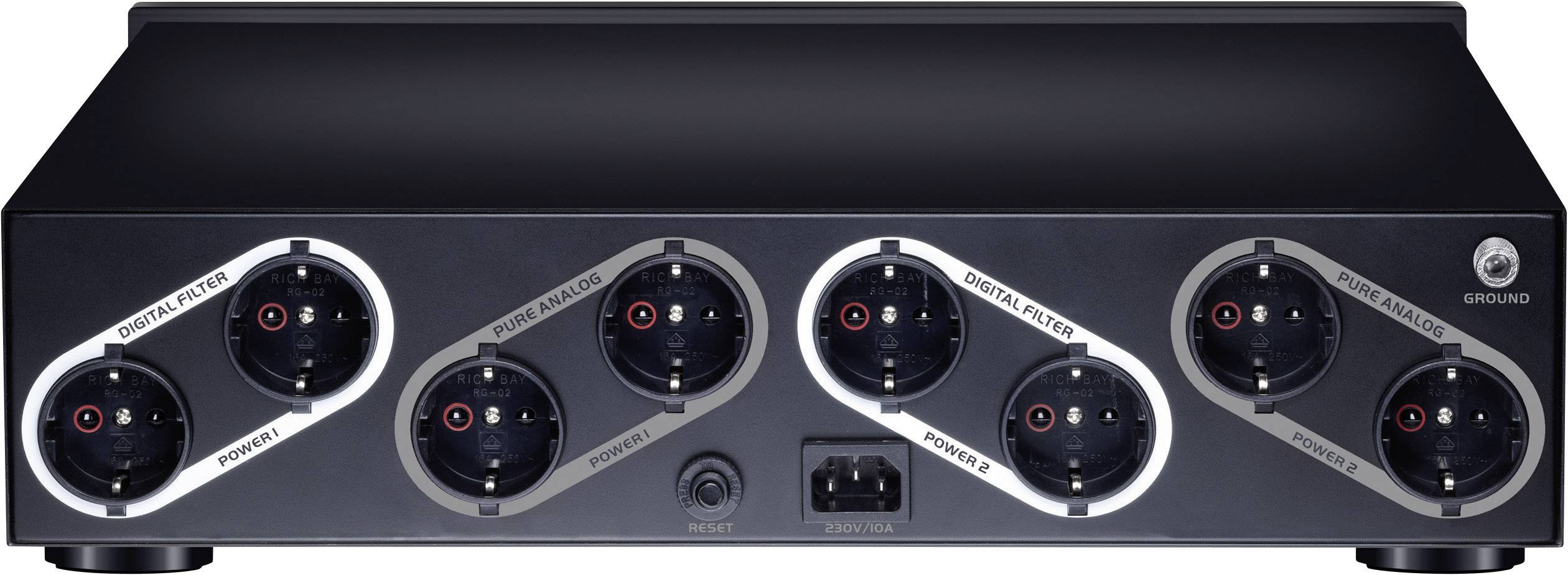 Ein schwarzes Audiogerät mit acht einzeln beschrifteten Steckdosen auf der Vorderseite. Über jedem Anschluss stehen Kategorien wie 'Digital Filter' und 'Power'.