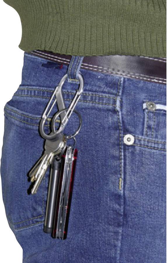 Ein Schlüsselbund mit mehreren Schlüsseln und einem schwarzen Stift hängt an einem Gürtelclip an einer blauen Jeans.