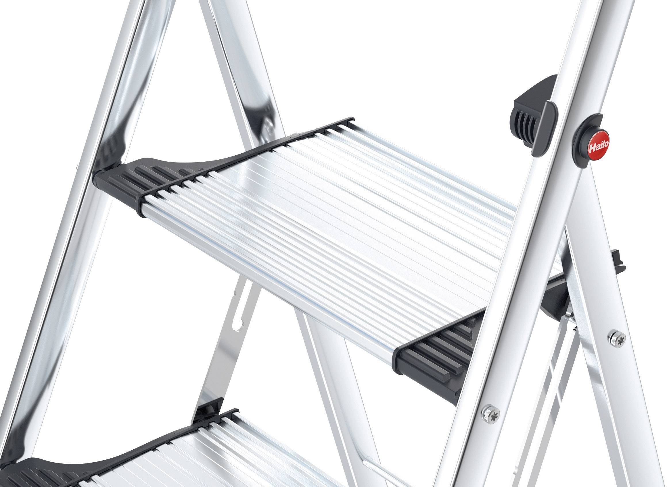 Ein Ausschnitt einer Metallleiter mit zwei breiten Stufen und einem stabilen Rahmen aus Aluminium.