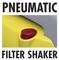 Gelber pneumatischer Filter-Shaker mit rotem Knopf. Text: 'Pneumatic Filter Shaker'.