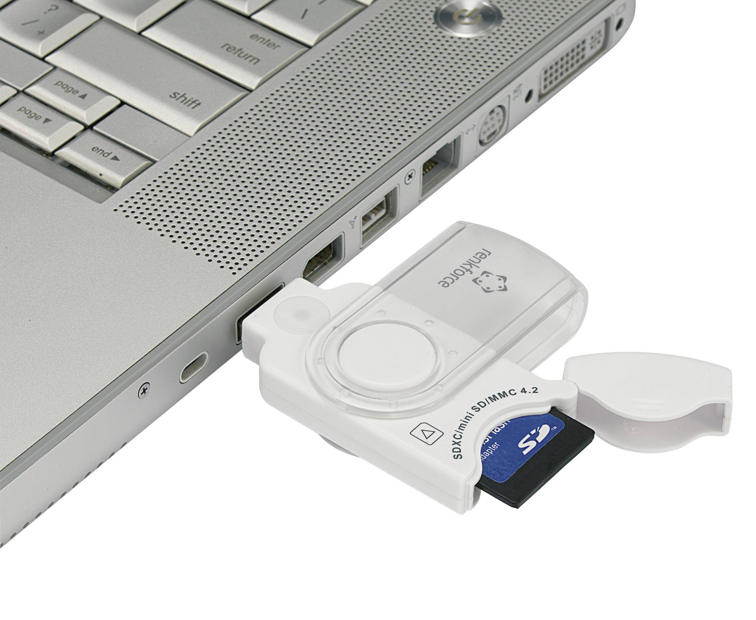 Ein USB-Kartenleser ist an einen Laptop angeschlossen. Eine SD-Karte ist in den Kartenleser eingeschoben.