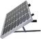 Ein geneigtes Solarpanel montiert auf einem Metallrahmen, das Sonnenenergie in Elektrizität umwandelt.