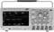 'Oszilloskop Tektronix MDO3024 mit farbigem Display, zeigt digitale Signale und Wellenformen. Bedienelemente rechts, vier Kanaleingänge unten.'