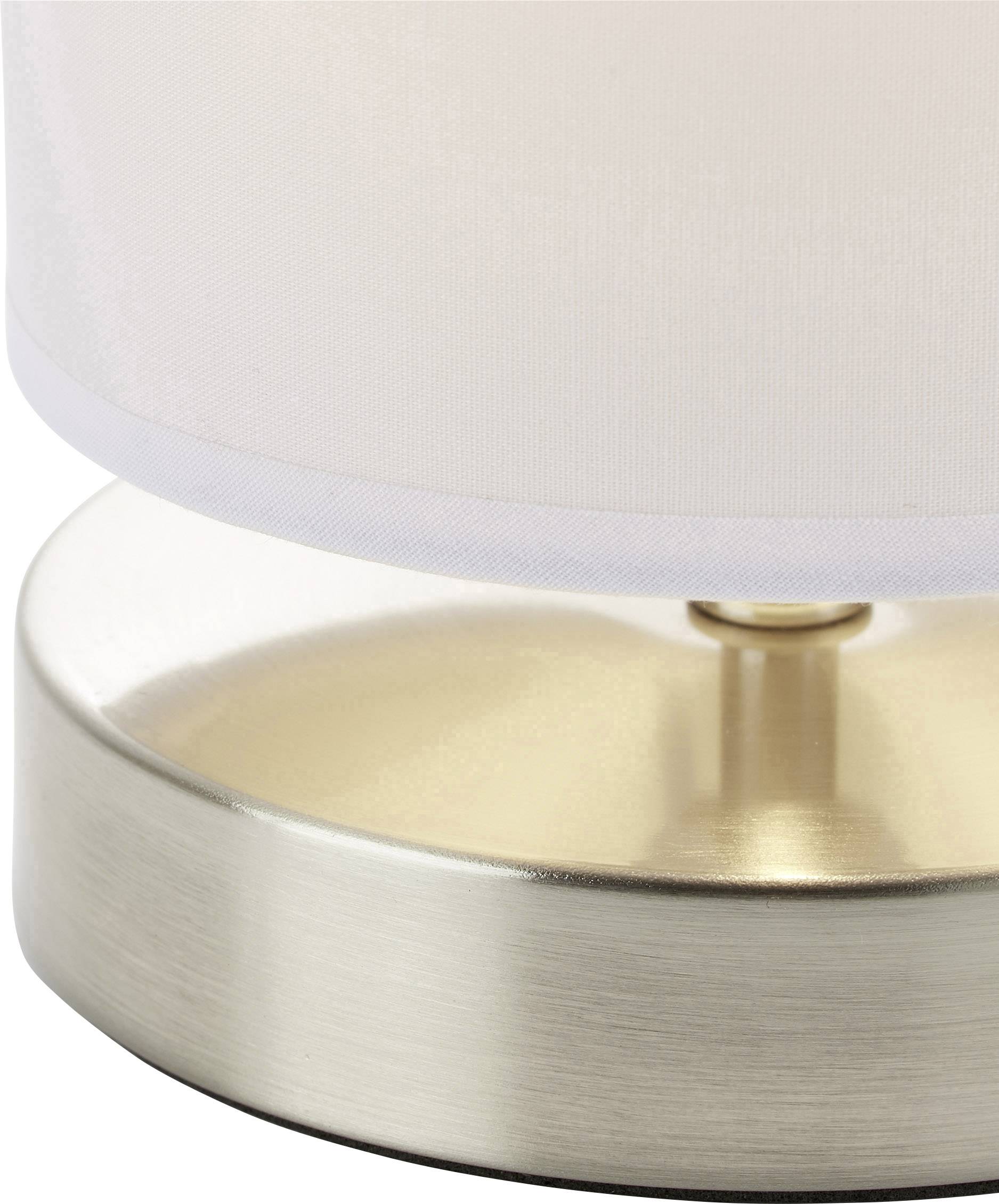 Eine Tischlampe mit einem metallischen, runden Sockel und einem weißen Stoffschirm. Ideal für sanfte Beleuchtung.