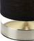 Ein schwarzer Lampenschirm mit einem breiten, glänzenden, silberfarbenen Sockel. Die Lampe wirkt modern und elegant.
