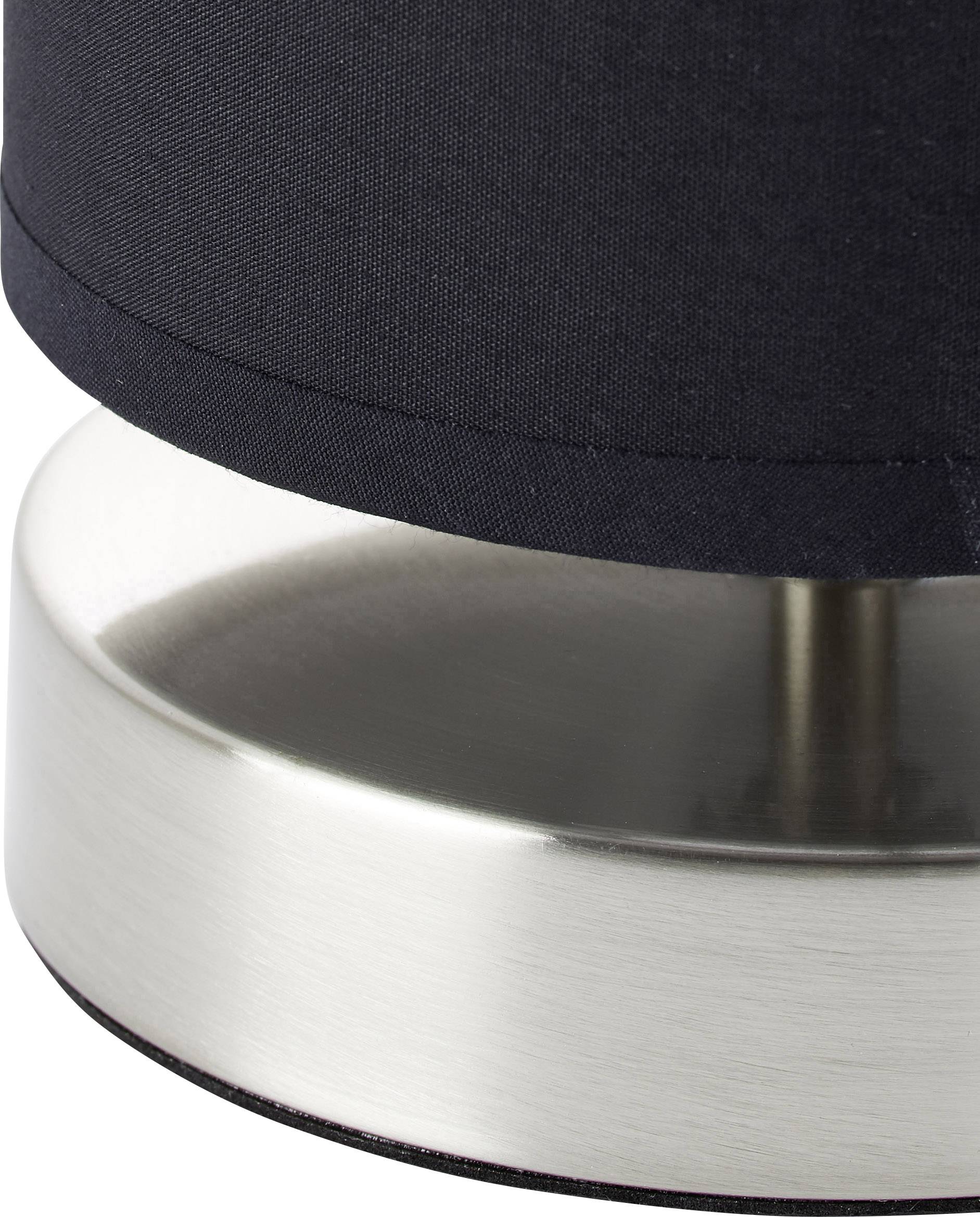 Eine Tischlampe mit einem silbernen, runden Sockel und einem schwarzen Stoffschirm.