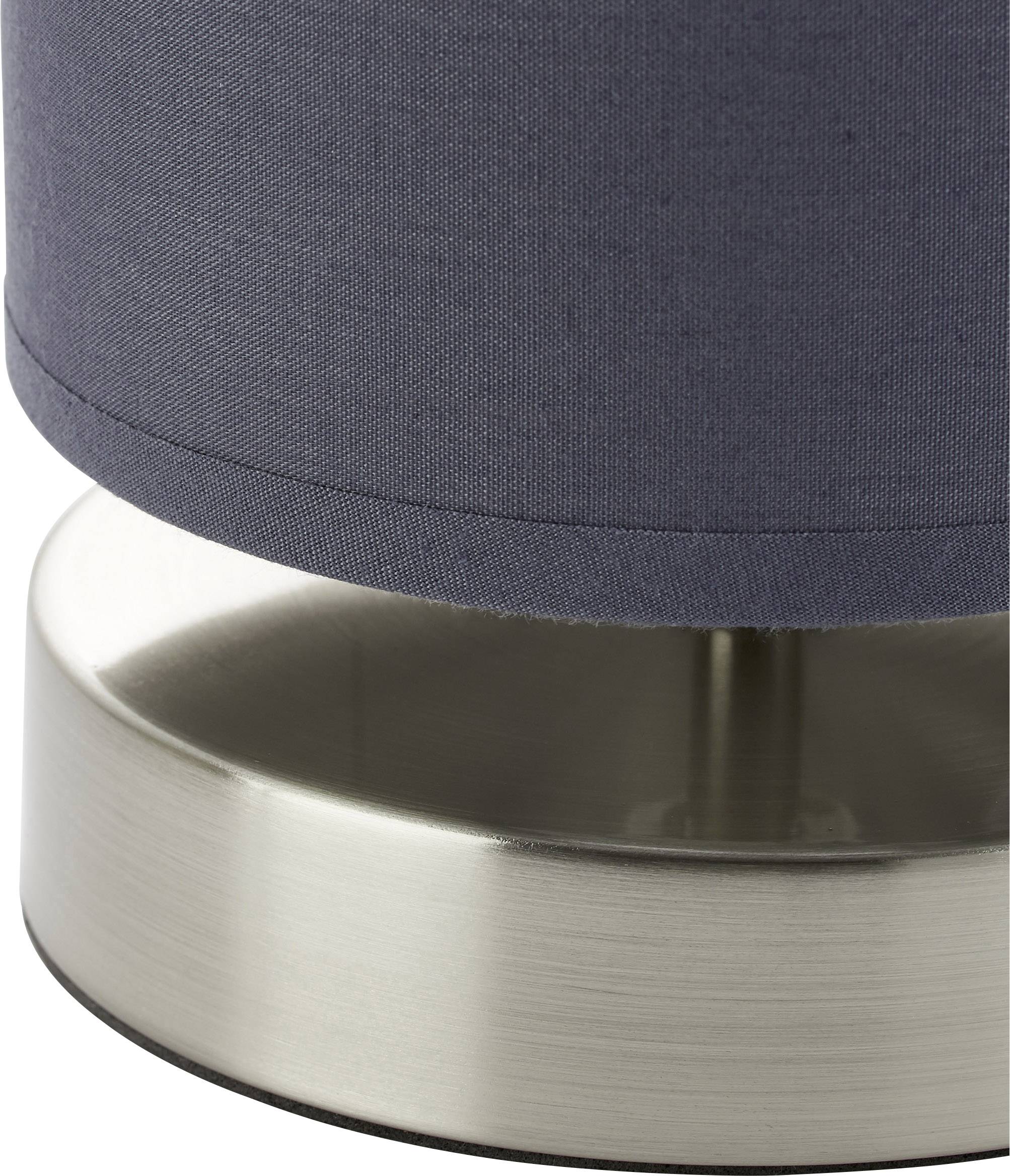 Eine Tischlampe mit einem grauen Lampenschirm und einem silbernen Metallfuß. Ideal für modernes Interieur.