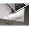 'Ein Laptop ist mit einem Sicherheitsschloss und Kabel an einem Tisch befestigt, um Diebstahl zu verhindern.'