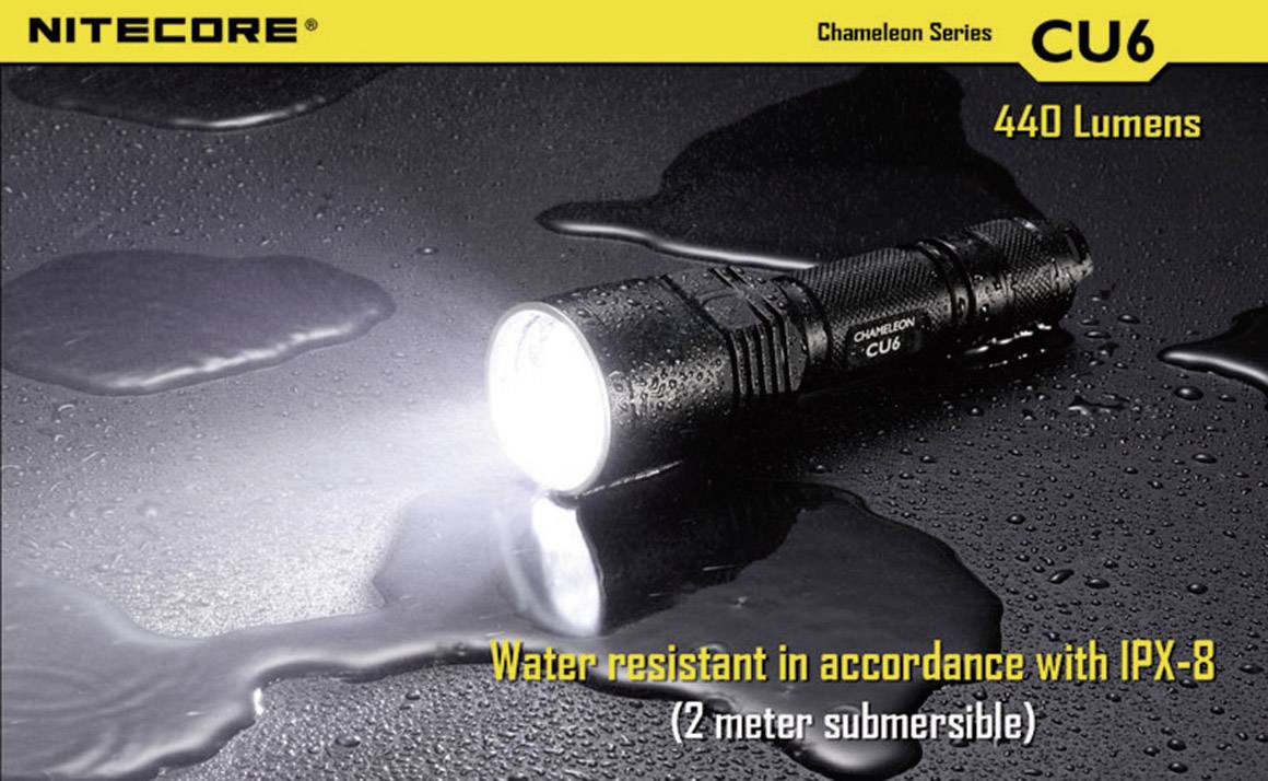 Taschenlampe Nitecore CU6 leuchtet auf nasser Oberfläche. Text: 'Water resistant in accordance with IPX-8 (2 meter submersible)', 440 Lumen.