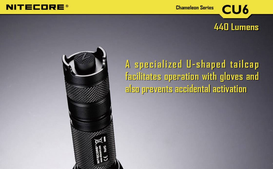Taschenlampe Nitecore CU6 Chameleon Series mit 440 Lumen, spezialisierte U-förmige Endkappe für Bedienung mit Handschuhen.