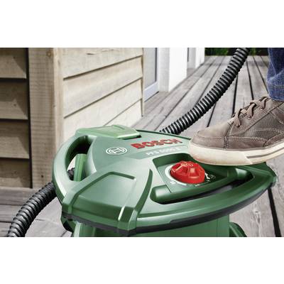 Eine Person betätigt mit dem Fuß das Bosch PFS 5000 E Farbsprühsystem auf einer Terrasse.