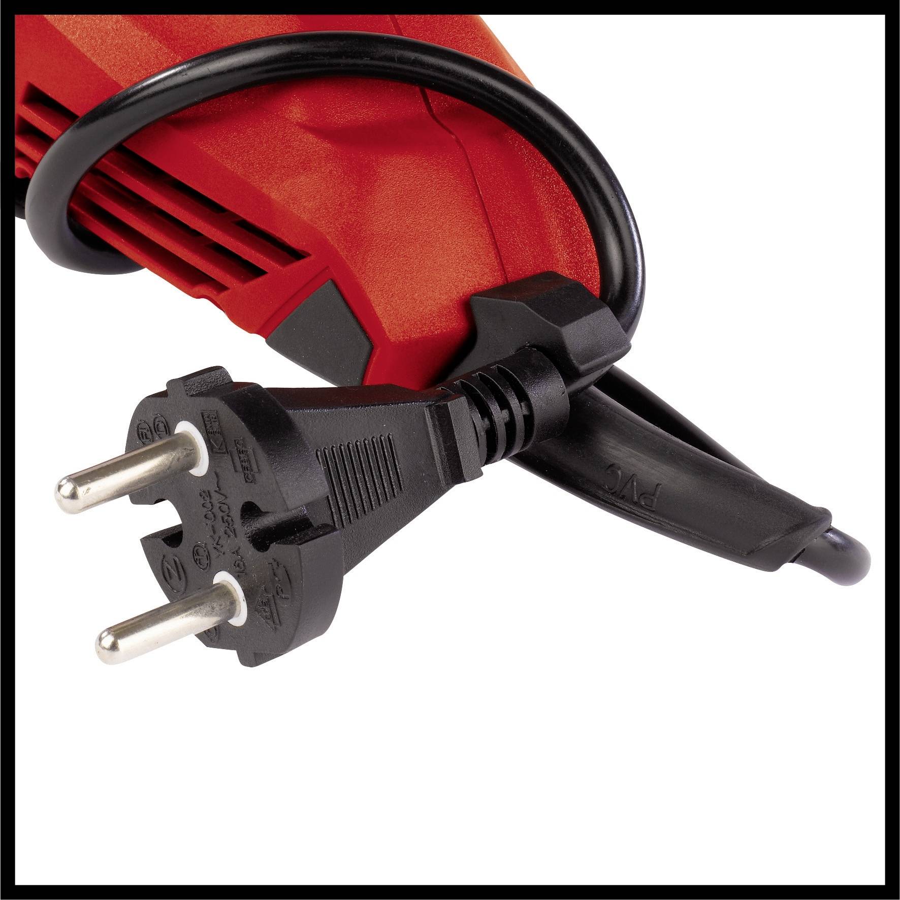 Ein roter Elektrostecker mit einem schwarzen Kabel ist aufgerollt. Der Stecker hat zwei Stifte und ist mit einem roten Gerät verbunden.