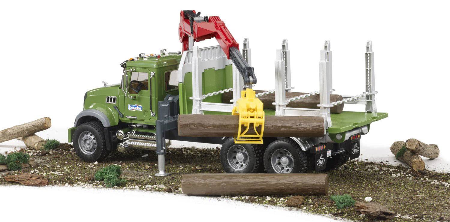 Ein grüner Holztransporter auf einer Modelllandschaft nutzt einen roten Kran, um Baumstämme aufzuladen.