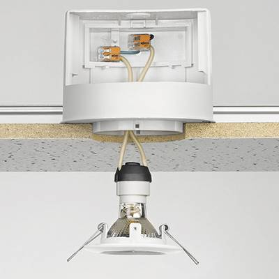 Deckeninstallationsdetail: Offenliegender Deckenausschnitt mit verkabeltem Halogenstrahler, bereit für den Einbau in eine Rasterdecke.