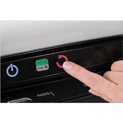 Eine Hand drückt eine Taste auf einem Geschirrspüler-Bedienfeld. Symbole zeigen Start, Auto-Modus, Kaltwascheinstellung und Reset.