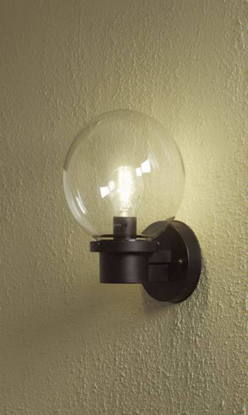 Wandleuchte mit gläsernem Lampenschirm an gelber Wand, eingeschaltet.