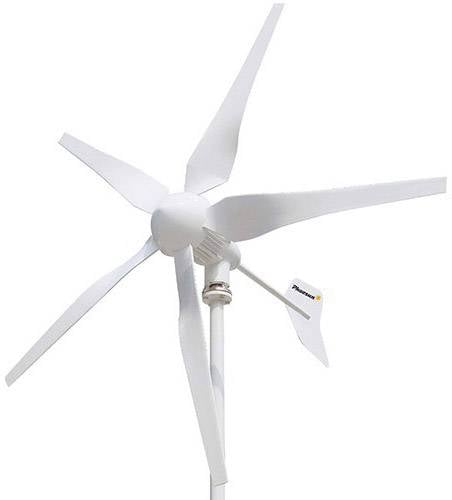 Eine weiße Windkraftanlage mit fünf Rotorblättern.