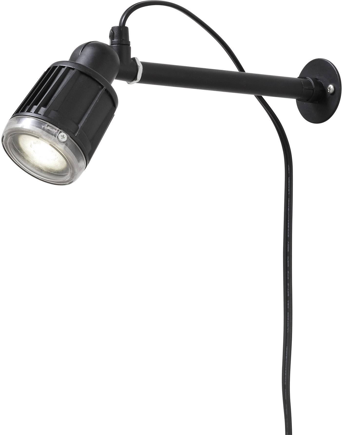 Eine schwarze Wandlampe mit schwenkbarem Arm und einem Kabel hängt an einer Wand. Sie verfügt über einen runden Lampenkopf.