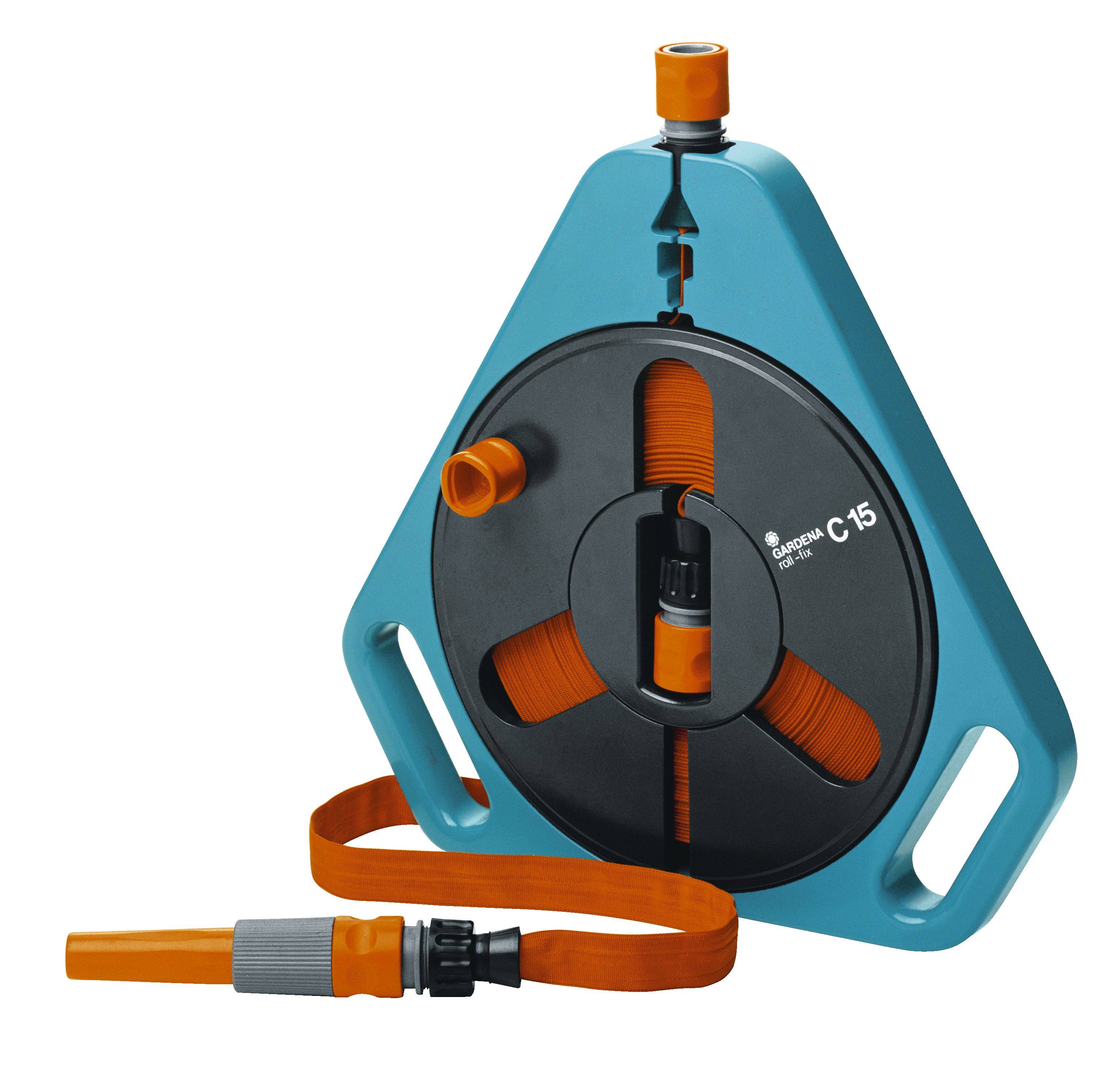 Blauer Gartenschlakelaufroller mit orangem Schlauch, Griffen und Kupplung. Geeignet für Gartenbewässerung. Markenname: Gardena.